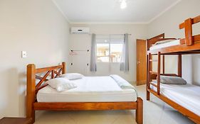 Casa de 4 suites com piscina, próxima a praias e do centro de Ubatuba